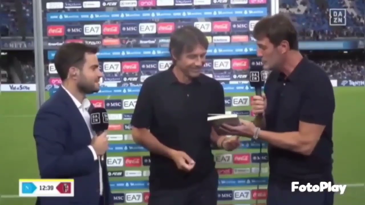 Ciro Ferrara regala ad Antonio Conte Vocabolario dei proverbi Napoletani Claudio Pennino